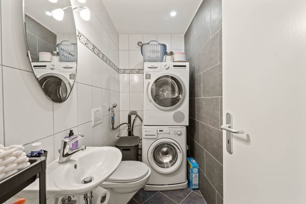 ILLNAU: 4.5-ZIMMER MIT WINTERGARTEN & GARAGE 8