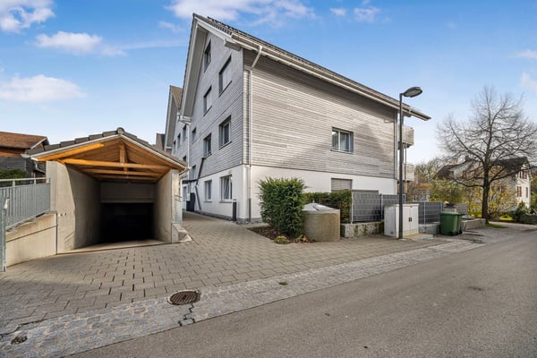 NEUWERTIG MIT BLICK INS WEITE GRÜN 7