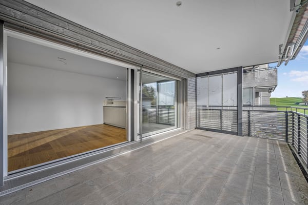 NEUWERTIG MIT BLICK INS WEITE GRÜN 6