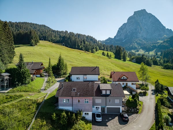 STILVOLLES WOHNEN IM ALPTHAL: SONNIGE 5.5 ZIMMER HAUSHÄLFTE 5