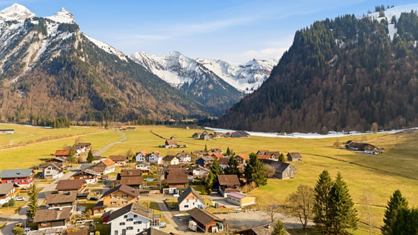 EIN HAUCH SKANDINAVIEN IM KANTON SCHWYZ - 8.5 ZIMMERHAUS 8