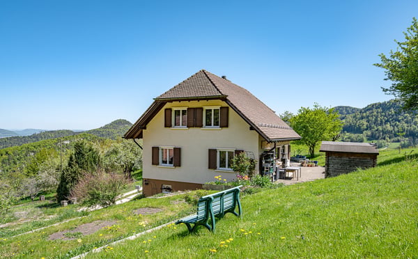 FRIEDLICHES ANWESEN IM GRÜNEN PARADIES