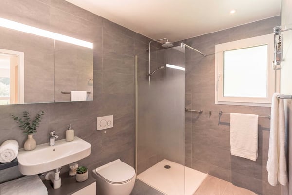 EXKLUSIVES WOHNEN IN PLASSELB - MODERNE 4.5 ZIMMER ATTIKAWOHNUNG 5