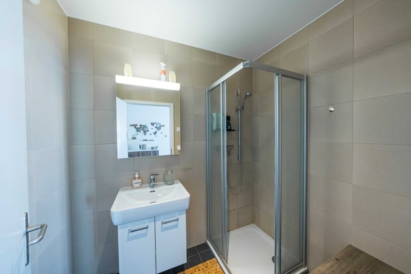 SEE- UND BERGSICHT AN DER RIVIERA - MODERNE 4.5 ZIMMER WOHNUNG 5