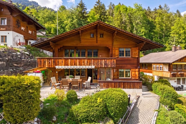 SCHMUCKES CHALET MIT ZWEI WOHNUNGEN 1
