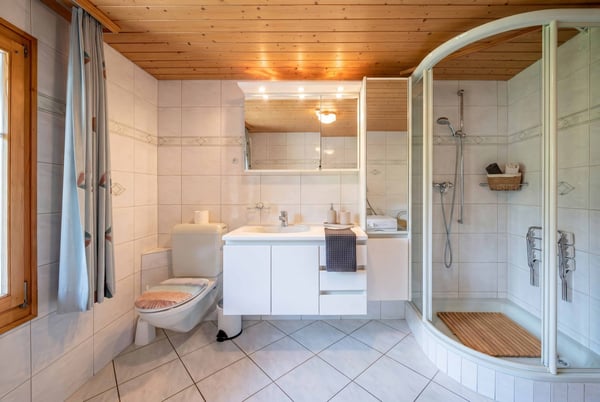 CHARMANT UND PREISWERT - 8-ZIMMERHAUS MIT EINLIEGERWOHNUNG 6