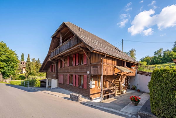 CHARMANT UND PREISWERT - 8-ZIMMERHAUS MIT EINLIEGERWOHNUNG 1