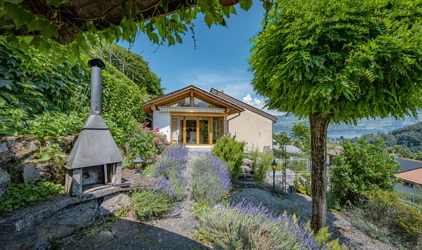 REIHENECKHAUS MIT SEE-/BERGSICHT, TERRASSE UND GARTENSITZPLATZ 1