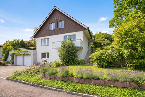 HANGLAGE UND VIEL POTENZIAL - FREISTEHENDES 6.5 ZIMMER EINFAMILIENHAUS 2