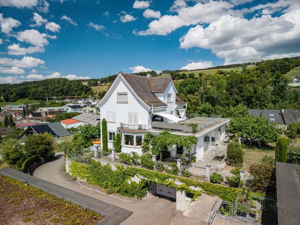 PRUNKVOLLES MEHRFAMILIENHAUS MIT CHARAKTER 1