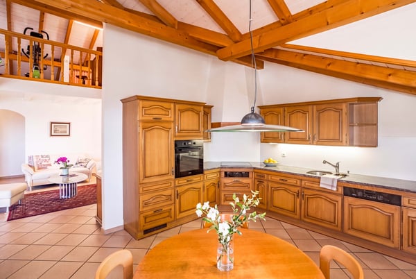ÜBER DEN DÄCHERN VON GRENCHEN - MAISONETTE-DACHWOHNUNG MIT STADTSICHT 2