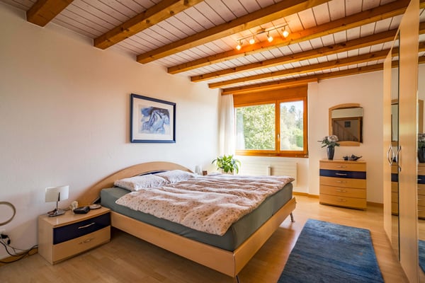 ÜBER DEN DÄCHERN VON GRENCHEN - MAISONETTE-DACHWOHNUNG MIT STADTSICHT 3