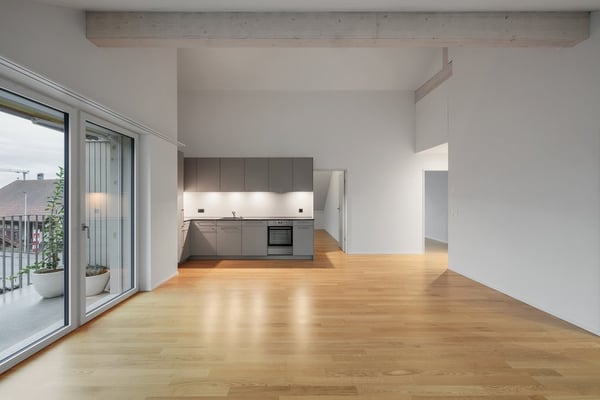 Schöne Dachwohnung mit zwei Balkonen 1