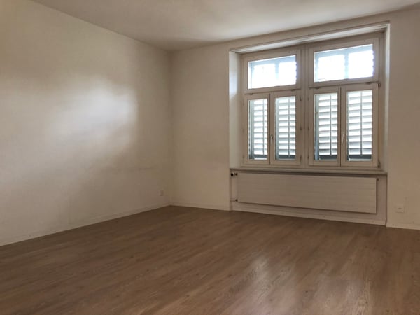 4.5 Zi-Wohnung im 1. OG direkt am Bahnhof 5