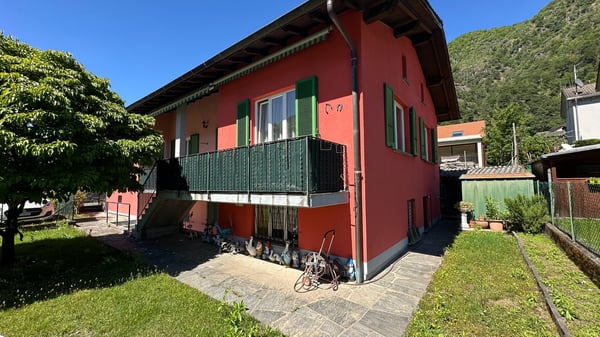 Casa bifamiliare con giardino 4