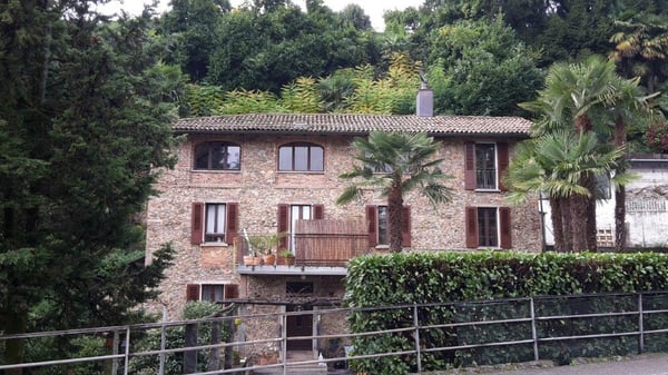 Casa con tre appartamenti immersa nel verde 3