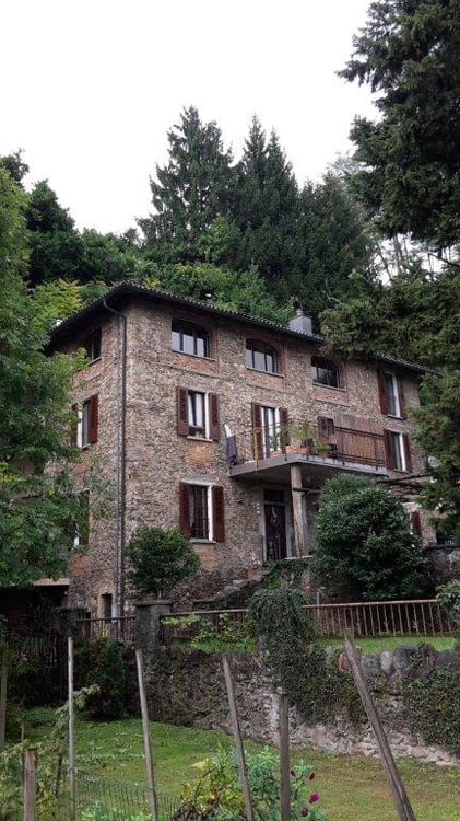 Casa con tre appartamenti immersa nel verde 2