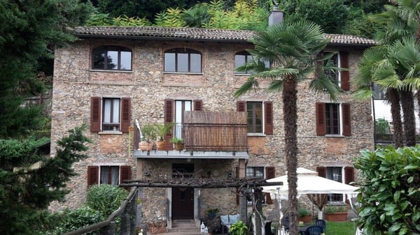 Casa con tre appartamenti immersa nel verde 1