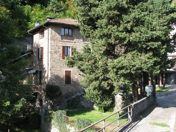 Casa con tre appartamenti immersa nel verde 4