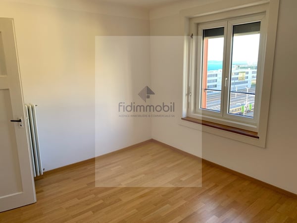 APPARTEMENT PROCHE DE TOUTES LES COMMODITES AVEC VUE SUR LE LAC 3