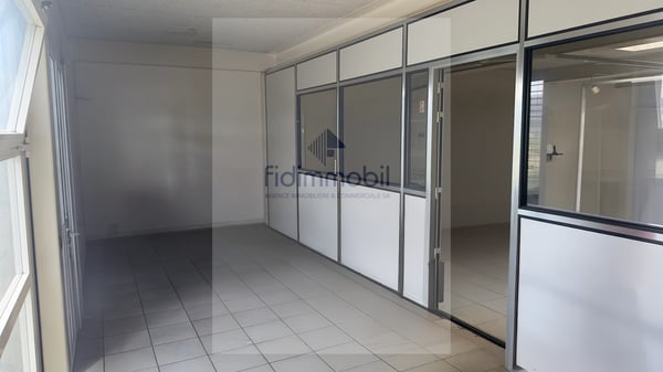 Local commercial spacieux et idéalement situé en zone industrielle 6