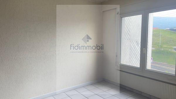 Local commercial spacieux et idéalement situé en zone industrielle 7