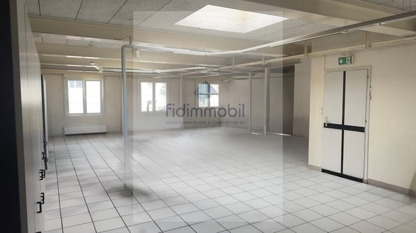 Local commercial spacieux et idéalement situé en zone industrielle 4