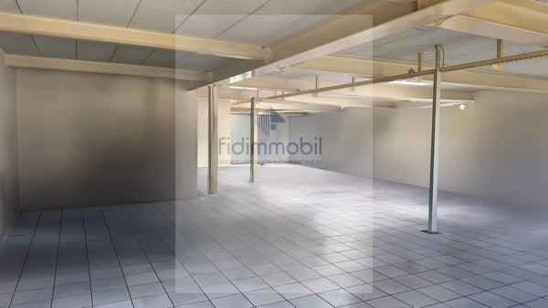 Local commercial spacieux et idéalement situé en zone industrielle 2