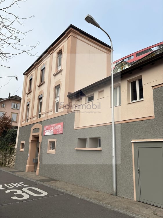 STUDIO RENOVE DANS PETIT IMMEUBLE PROCHE DE LA GARE 13