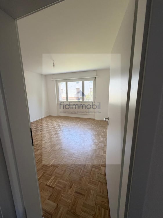 Appartement entièrement rénové de 3 pièces 2