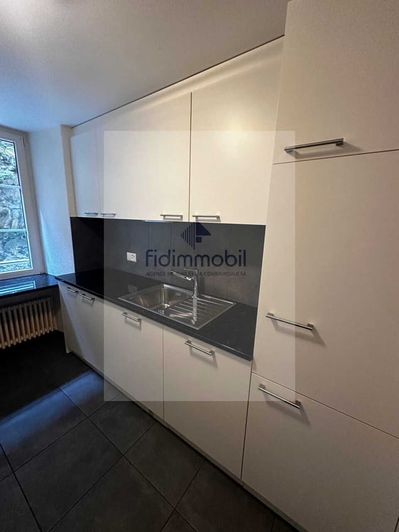 Appartement au rez, cuisine agencée, séjour, 2 chambres, salle-de-bain 2