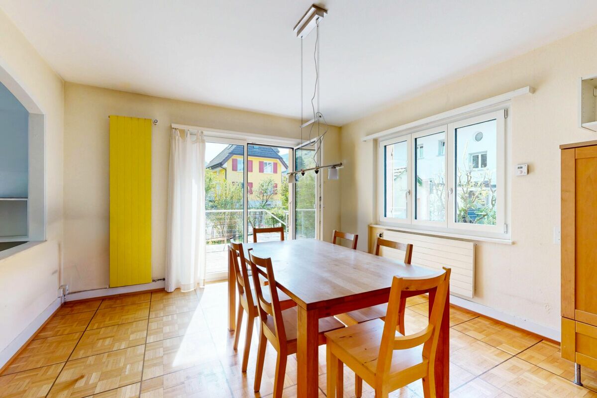 erschwingliches Einfamilienhaus mit grosszügigem Raumangebot und Garage