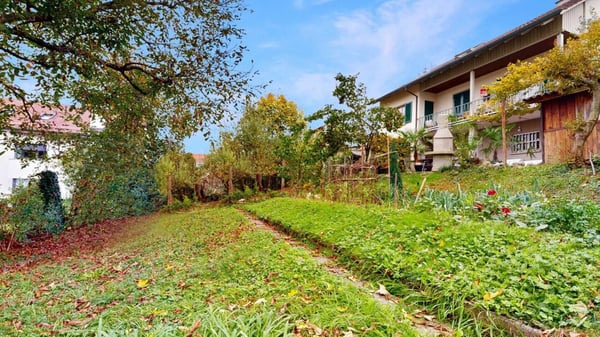 grosszügiges Einfamilienhaus / Bauland 16