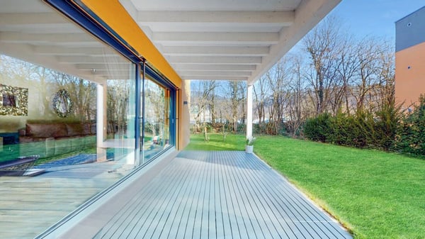 stilsichere 4.5-Zimmer-Gartenwohnung mit Einstellhallen- und Aussenabstellplatz
