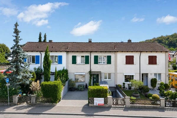 gepflegtes Einfamilienhaus mit Vorplatz und Terasse