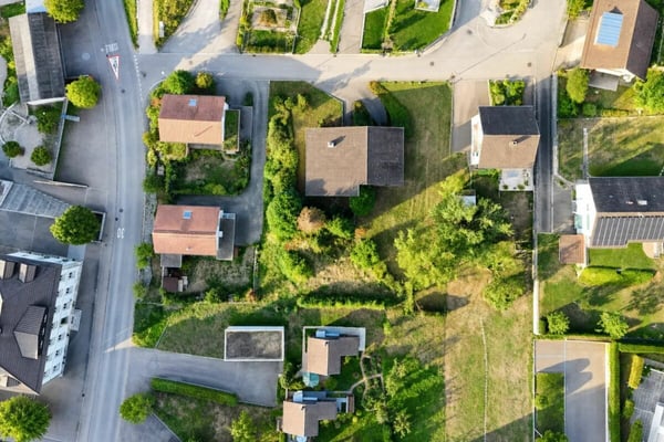 1'507 m2 Bauland an sonniger Lage mit renovationsbedürftigem Einfamilienhaus 1