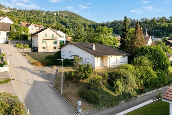 1'507 m2 Bauland an sonniger Lage mit renovationsbedürftigem Einfamilienhaus 2