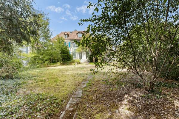 Einfamilienhaus mit Charme und Baulandreserve 22