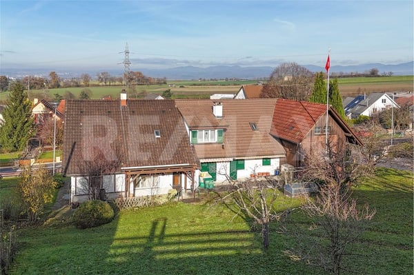 Grosszügiges Grundstück mit attraktiven Entwicklungsoptionen in Zeiningen zu verkaufen 3