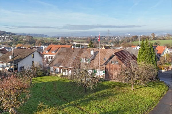 Grosszügiges Grundstück mit attraktiven Entwicklungsoptionen in Zeiningen zu verkaufen 2