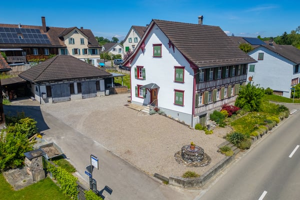 Beeindruckende Liegenschaft mit Potenzial & viel Umschwung 2