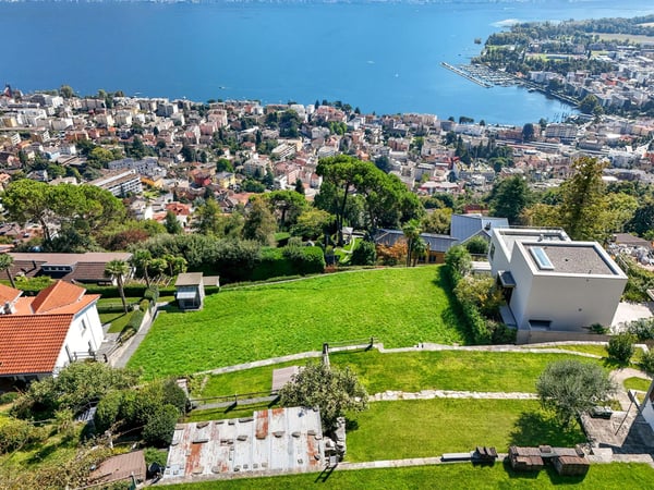 Bauland mit 180° See-und Fernsicht / Terreno edificabile con vista panoramica a 180° sul lago e sui dintorni 2