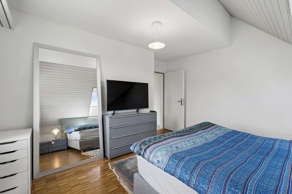 5.5 Zimmer-Dachmaisonettewohnung mit beeindruckender Raumhöhe und Panoramasicht in Russikon 10