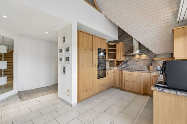 5.5 Zimmer-Dachmaisonettewohnung mit beeindruckender Raumhöhe und Panoramasicht in Russikon 4