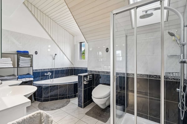 5.5 Zimmer-Dachmaisonettewohnung mit beeindruckender Raumhöhe und Panoramasicht in Russikon 12