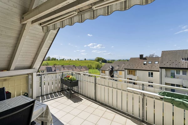 5.5 Zimmer-Dachmaisonettewohnung mit beeindruckender Raumhöhe und Panoramasicht in Russikon 9