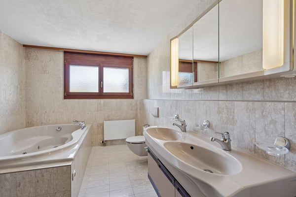 6.5 Zimmer-Doppeleinfamilienhaus mit viel Platz und Potenzial in Kindhausen 8