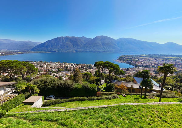 Bauland mit 180 See-und Fernsicht / Terreno edificabile con vista panoramica a 180 sul lago e sui dintorni 1