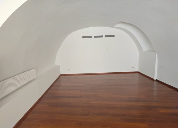 Zentrale Gewerbefläche in Liestal – 98 m² mit Schaufensterfront und Gewölberaum 1
