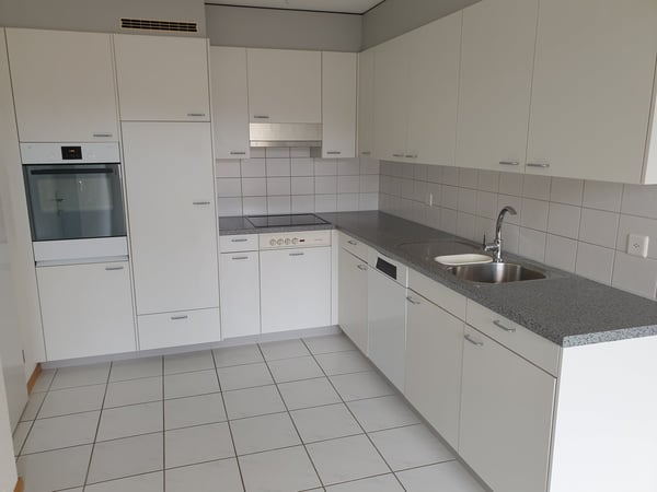 Helle zentral gelegene 4.5 Zimmerwohnung im 3. OG 2